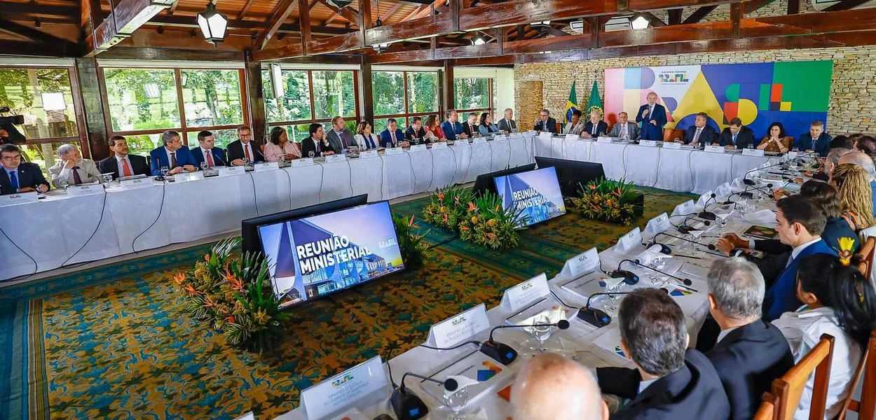 Presidente Lula durante reunião com ministros e integrantes do governo