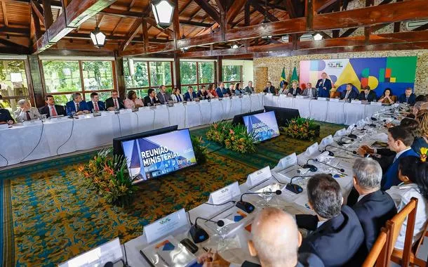 Presidente Lula durante reunião com ministros e integrantes do governo 