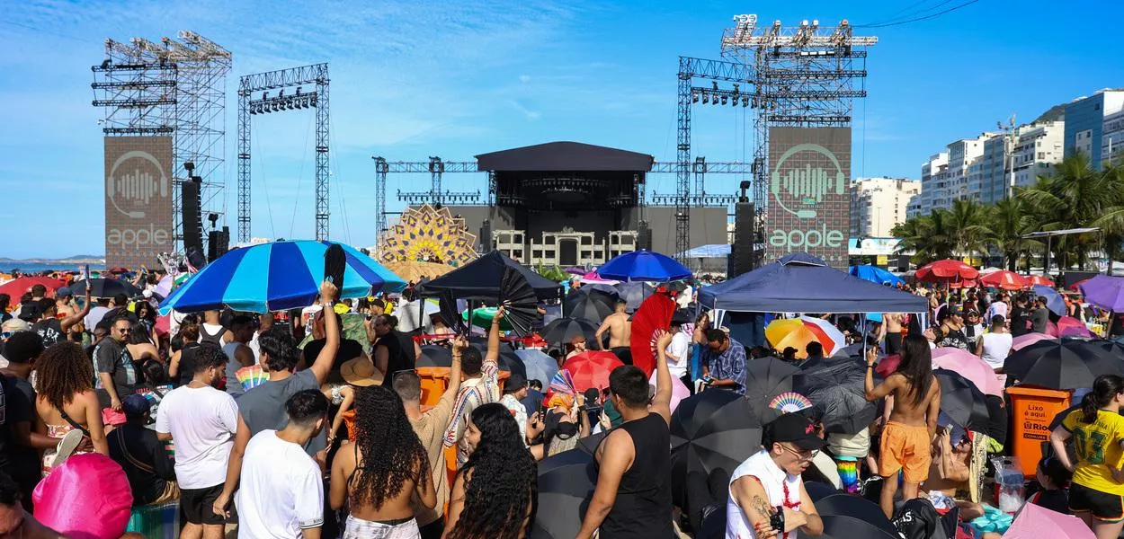 Público enfrenta fila para acesso ao local do show da Lady Gaga na praia de Copacabana, Rio de Janeiro