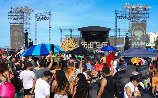 Público enfrenta fila para acesso ao local do show da Lady Gaga na praia de Copacabana, Rio de Janeiro