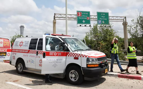 Equipe de emergência trabalha no local de um ataque com mísseis, lançado do Iêmen, na entrada do Aeroporto Ben Gurion, em Tel Aviv, Israel