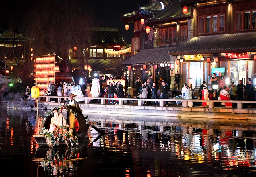 Turistas visitam a "zona antiga de Luoyi", na cidade de Luoyang, província de Henan, na China