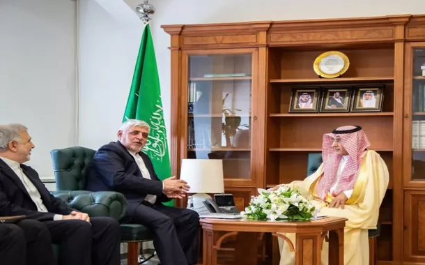 Mohammad Reza Rauf Sheibani, emissário iraniano, e o vice-ministro das Relações Exteriores da Arábia Saudita, Saud al-Sati