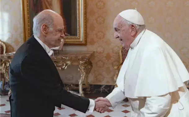 Embaixador Everton Vieira Vargas com o Papa Francisco. Foto: Arquivo Pessoal 