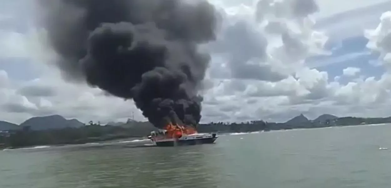 Lancha explode em represa