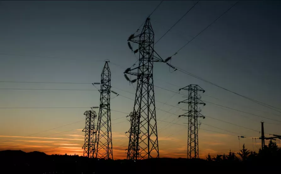 Linhas de energia conectando torres de alta tensão são vistas durante o pôr do sol em uma subestação elétrica nos arredores de Ronda, durante um apagão na cidade, Espanha, em 28 de abril de 2025