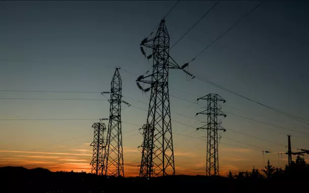 Linhas de energia conectando torres de alta tensão são vistas durante o pôr do sol em uma subestação elétrica nos arredores de Ronda, durante um apagão na cidade, Espanha, em 28 de abril de 2025