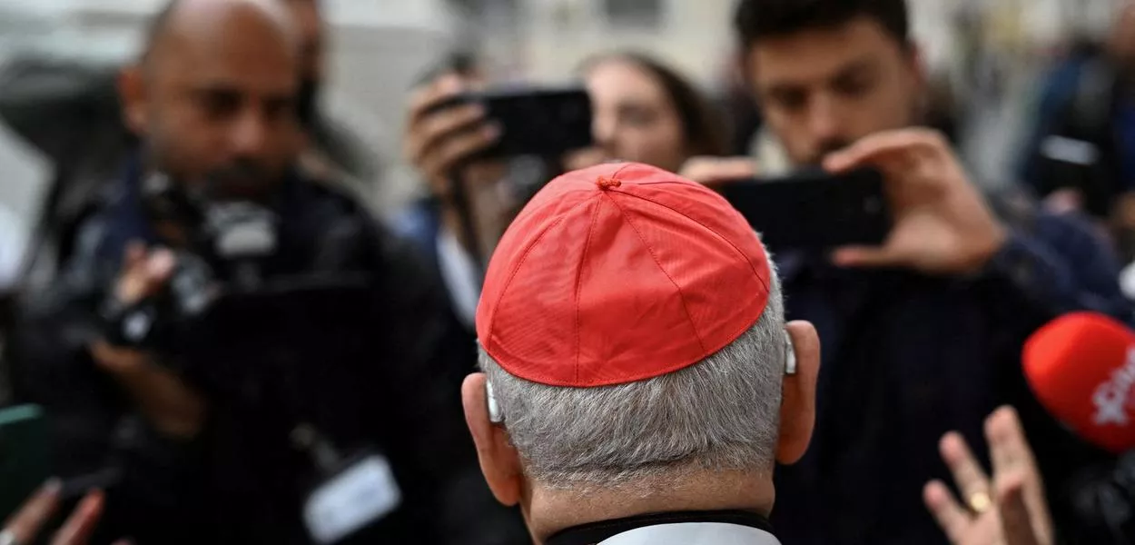 Cardeal fala com jornalistas ao chegar para uma reunião das chamadas congregações gerais antes do Conclave - 05/05/2025
