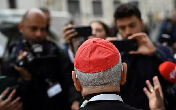 Cardeal fala com jornalistas ao chegar para uma reunião das chamadas congregações gerais antes do conclave - 05/05/2025 