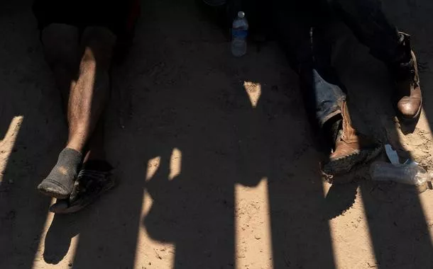 Migrantes em busca de asilo, principalmente da Venezuela e de Cuba, aguardam para serem transportados por agentes do Serviço de Alfândega e Proteção de Fronteiras dos EUA após cruzarem o Rio Grande para os EUA vindos do México
14/07/2022

