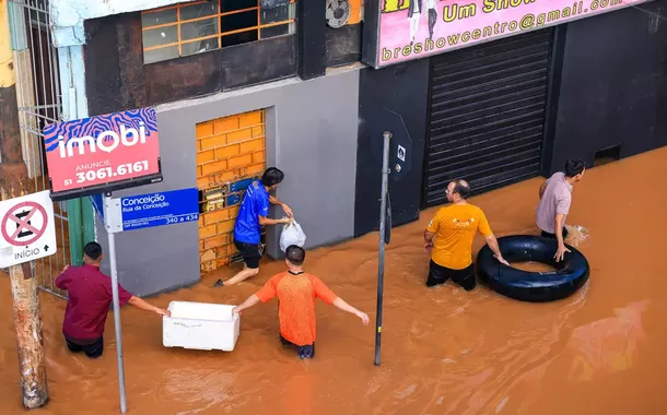 Alagamento causa destruições em casas e comércios. 