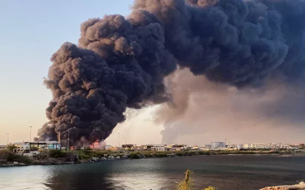 Grande coluna de fumaça subindo de um depósito de combustível em Porto Sudão, no Sudão - 06/05/2025