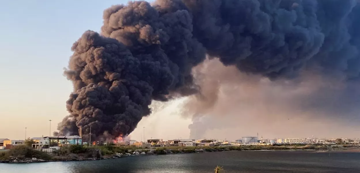 Grande coluna de fumaça subindo de um depósito de combustível em Porto Sudão, no Sudão - 06/05/2025