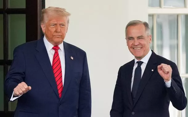O presidente dos EUA, Donald Trump, e o primeiro-ministro canadense, Mark Carney, durante encontro na Casa Branca em Washington, D.C., EUA - 06/05/2025