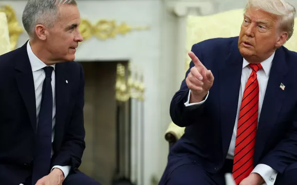 O presidente dos EUA, Donald Trump, se encontra com o primeiro-ministro canadense, Mark Carney, no Salão Oval da Casa Branca, em Washington, DC, EUA, em 6 de maio de 2025