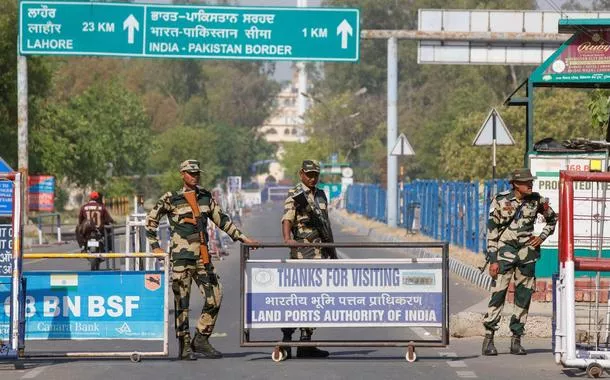 Pessoal da Força de Segurança de Fronteira monta guarda na passagem Attari-Wagah na fronteira entre a Índia e o Paquistão em Amritsar - 25/04/2025