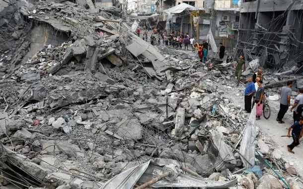 Israel bombardeia escola em Gaza