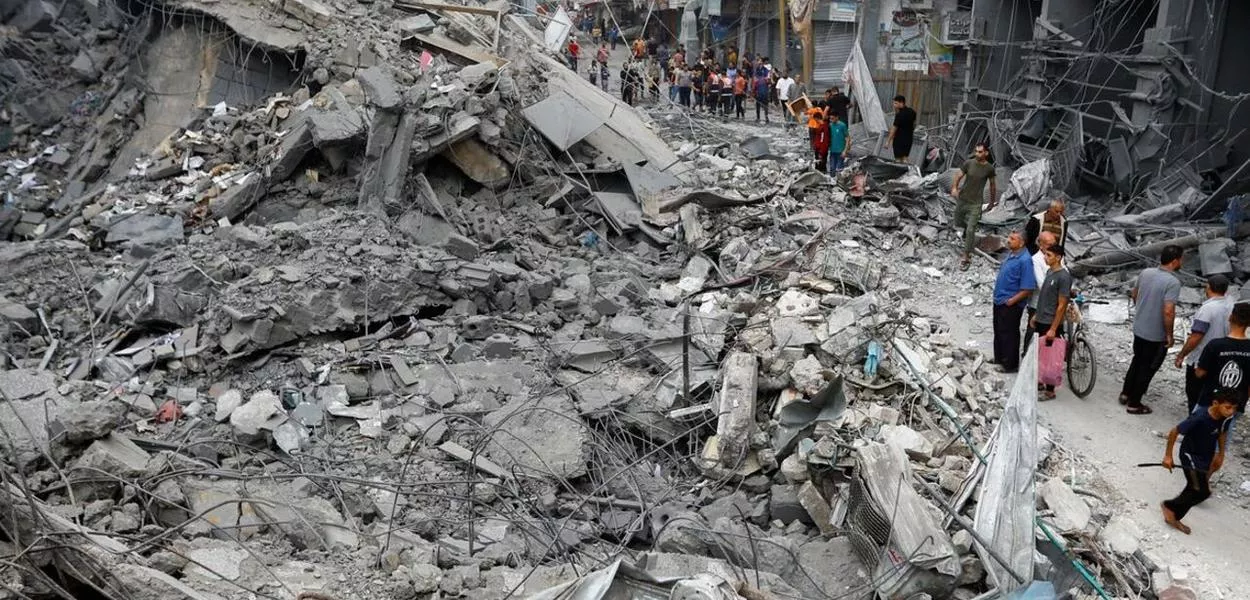 Israel bombardeia escola em Gaza