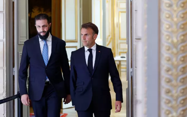 O presidente francês Emmanuel Macron e o presidente sírio Ahmed al-Sharaa chegam para participar de uma coletiva de imprensa conjunta após uma reunião no Palácio do Eliseu, em Paris, França, em 7 de maio de 2025