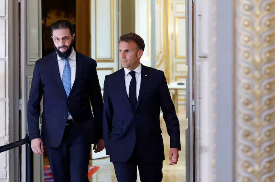 O presidente francês Emmanuel Macron e o presidente sírio Ahmed al-Sharaa chegam para participar de uma coletiva de imprensa conjunta após uma reunião no Palácio do Eliseu, em Paris, França, em 7 de maio de 2025
