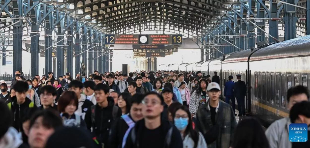 Passageiros desembarcam na Estação Ferroviária de Harbin, em Harbin, província de Heilongjiang, nordeste da China, em 5 de maio de 2025. No último dia do feriado do Dia do Trabalho, foi registrado um pico de viagens de retorno em todo o país.
