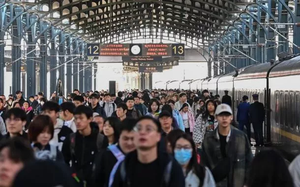 Passageiros desembarcam na Estação Ferroviária de Harbin, em Harbin, província de Heilongjiang, nordeste da China, em 5 de maio de 2025. No último dia do feriado do Dia do Trabalho, foi registrado um pico de viagens de retorno em todo o país.
