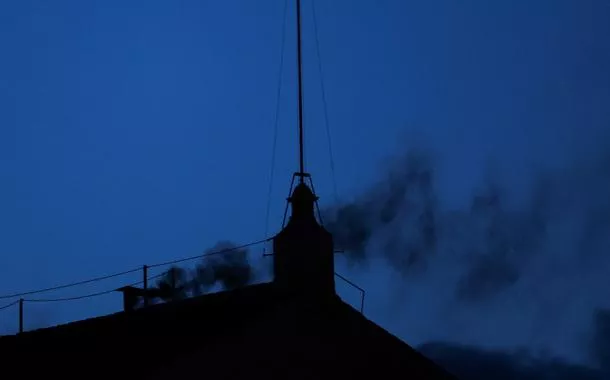 Fumaça preta sai da chaminé da Capela Sistina, no Vaticano - 07/05/2025
