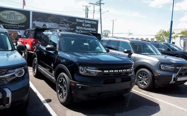 Veículos Ford Bronco Sport 2025 estão à venda em uma concessionária em Dearborn, Michigan, EUA, em 7 de maio de 2025
