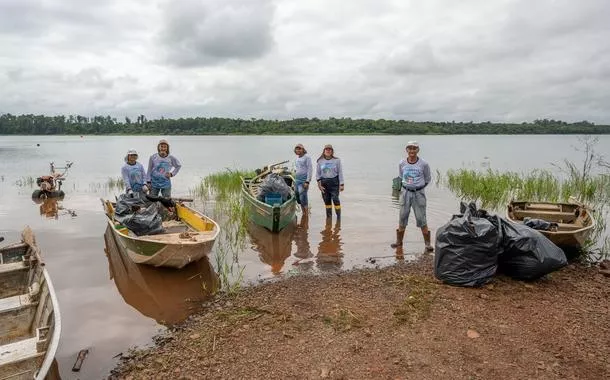 Itaipu retira mais de 12 toneladas de lixo do reservatório com apoio de pescadores locais