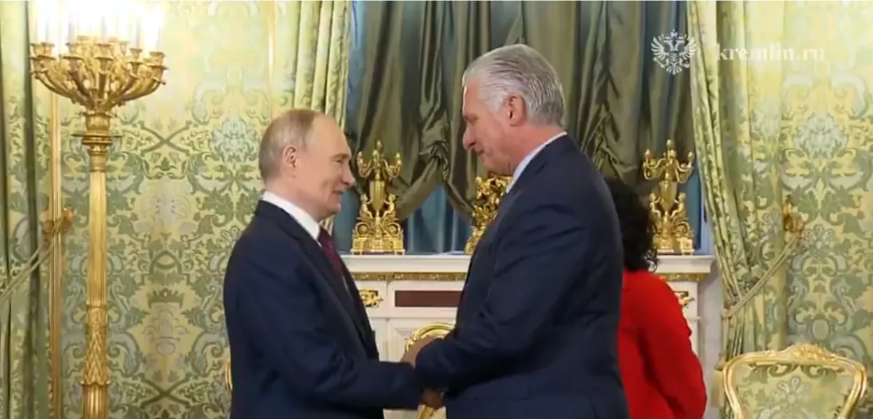 Presidente Miguel Díaz-Canel, de Cuba, e o homólogo russo Vladimir Putin em Moscou - 07/05/2025