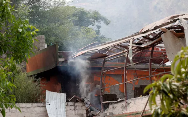 Fumaça sobe da Mesquita Bilal após ser atingida por um ataque indiano em Muzaffarabad, capital da Caxemira administrada pelo Paquistão, em 7 de maio de 2025