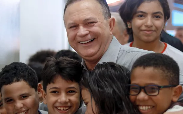 Carlos Brandão e crianças no Maranhão