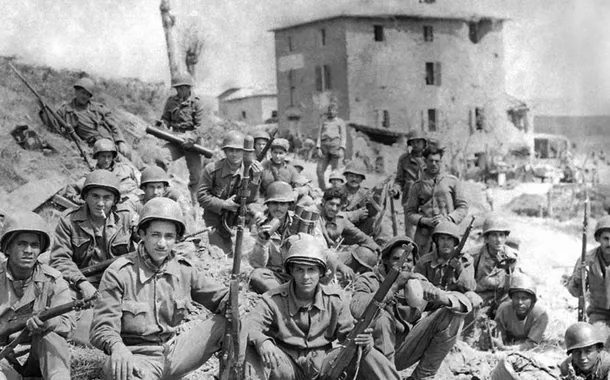 Soldados da Força Expedicionária Brasileira (FEB) posam com seus armamentos e munição no teatro de operações da Itália durante a Segunda Guerra Mundial