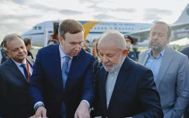 Lula ao ser recebido na Rússia para o Dia da Vitória
