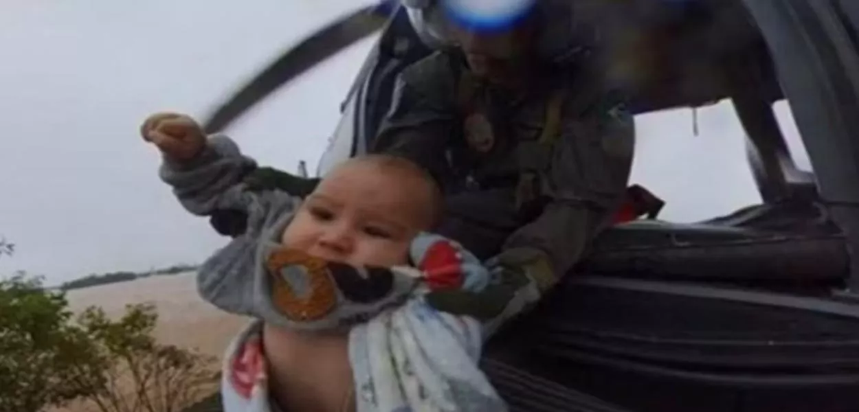 Bebê de cinco meses foi resgatado de helicóptero — Foto: Reprodução/ RBS TV
