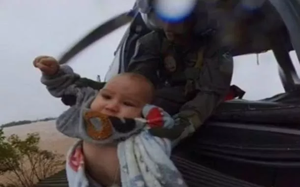 Bebê de cinco meses foi resgatado de helicóptero — Foto: Reprodução/ RBS TV