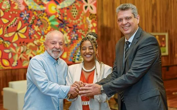 O presidente Lula, Marcele Oliveira, a Jovem Campeã do Clima da COP30, e o ministro Macedo 