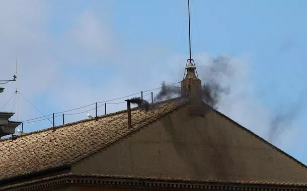 Fumaça preta na chaminé da Capela Sistina, no Vaticano
