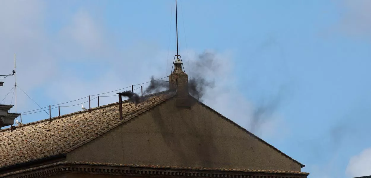 Fumaça preta na chaminé da Capela Sistina, no Vaticano