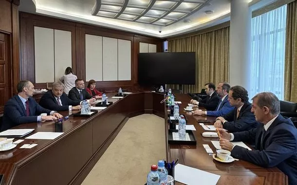 Alexandre Silveira em reunião com executivos da Tenex