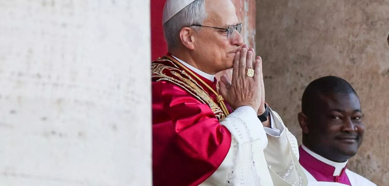 O recém-eleito papa Leão 14, cardeal Robert Prevost, dos Estados Unidos, na sacada da Basílica de São Pedro no Vaticano
08/05/2025