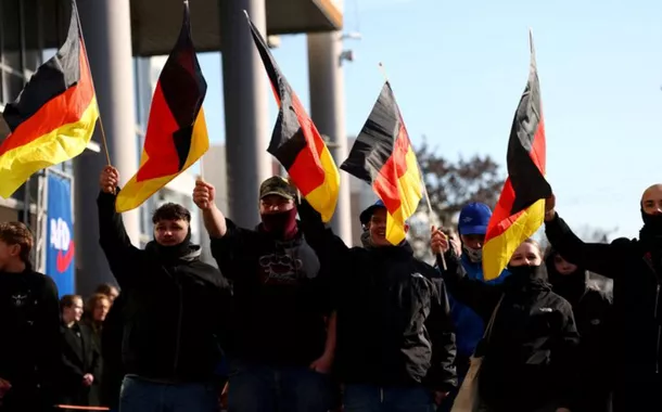 Apoiadores do partido Alternativa para a Alemanha (AfD) agitam bandeiras enquanto participam de um comício de campanha da AfD em Hohenschoenhausen, Berlim, Alemanha, em 22 de fevereiro de 2025