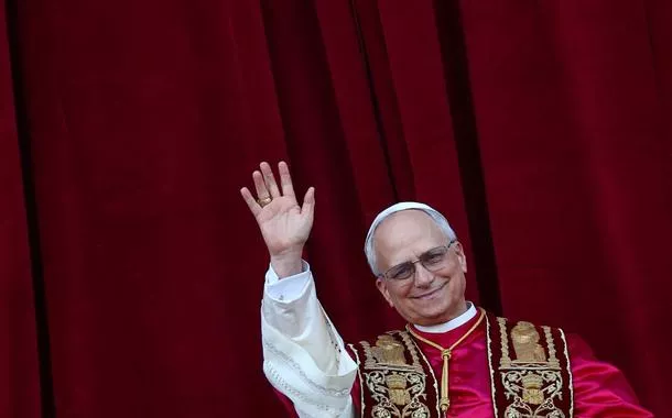 Em primeira aparição, papa Leão XIV oferece três grandes pistas sobre seu papado