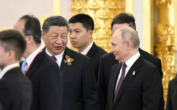 Xi -Jinping e Vladimir Putin durante encontro em Moscou em 8 de maio de 2025