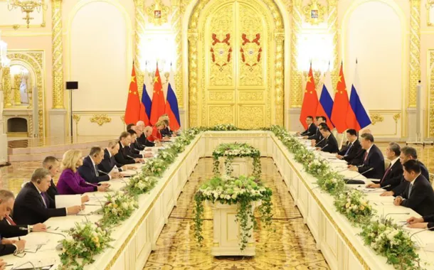 Delegações de Rússia e China, chefiadas pelos respectivos presidentes, se reúnem no Kremlin em 8 de maio de 2025