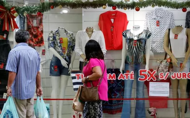 Confiança do consumidor brasileiro sobe pelo 3º mês com melhoras em situação atual e expectativas