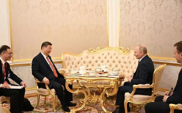 Xi pede à China e à Rússia que mantenham determinação e coordenação estratégicas