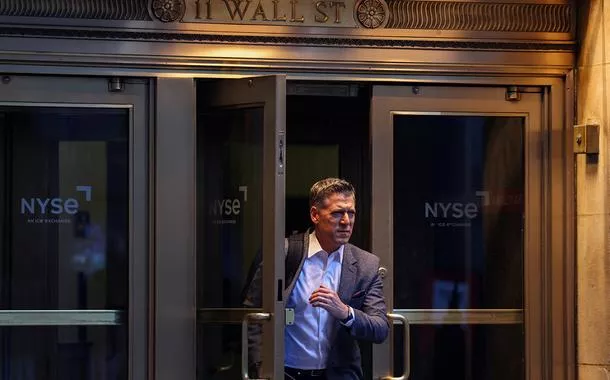 Homem deixa a Bolsa de Nova York
