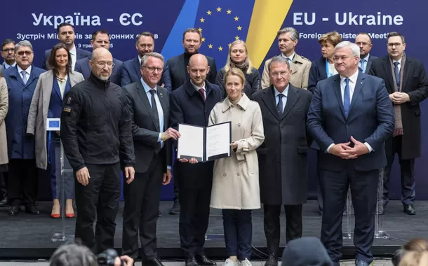 Grupo de líderes europeus posam para uma fotografia após uma cerimónia de assinatura durante a reunião Ucrânia-UE