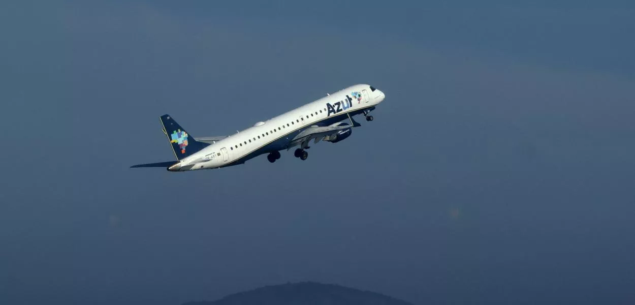 Avião da Azul decola do aeroporto Santos Dumont, no Rio de Janeiro - 17/01/2025